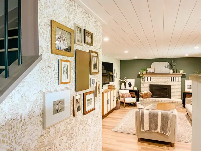 Hallway wallpaper installation